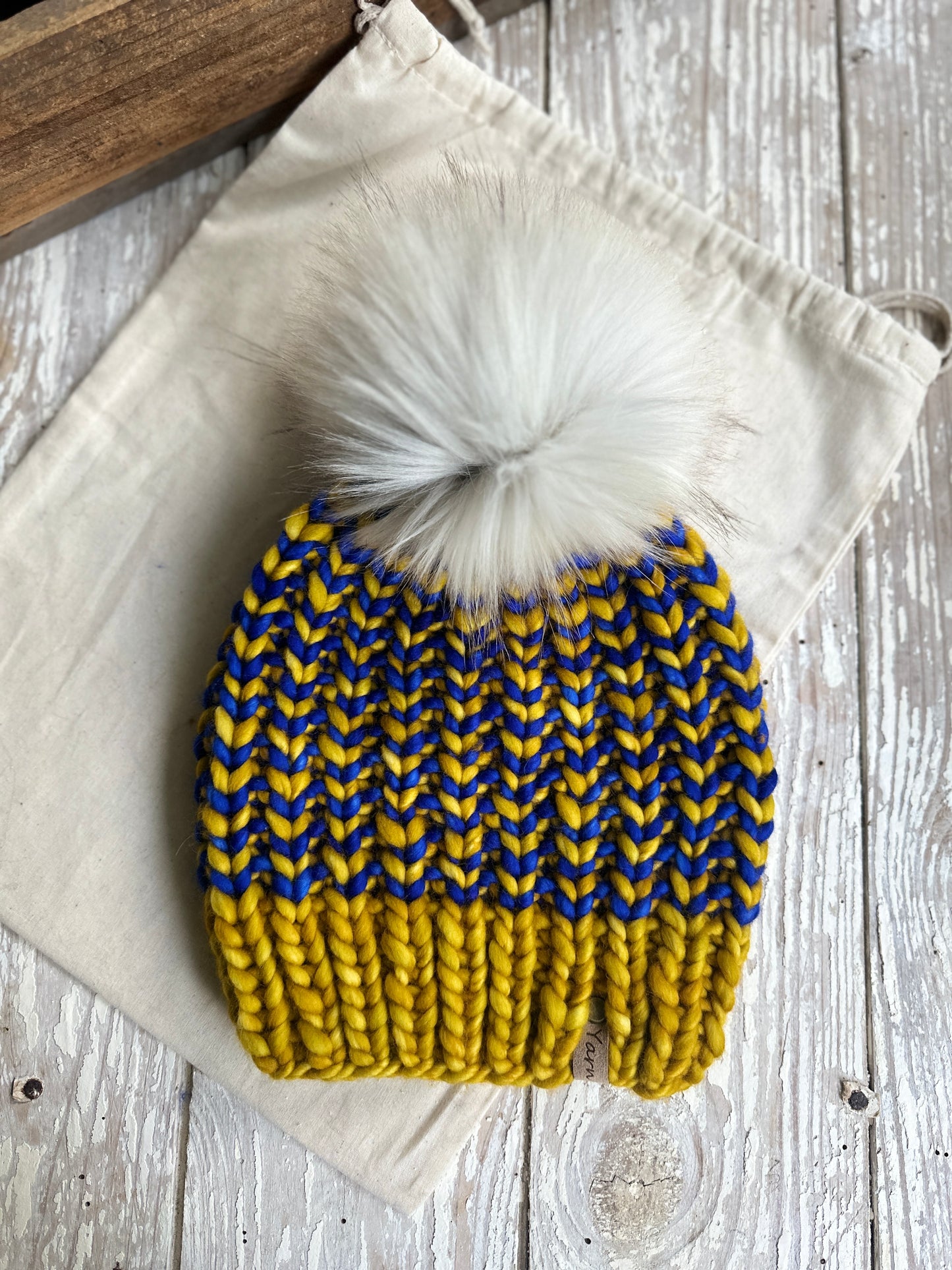 Merino wool knit hat with faux fur Pom