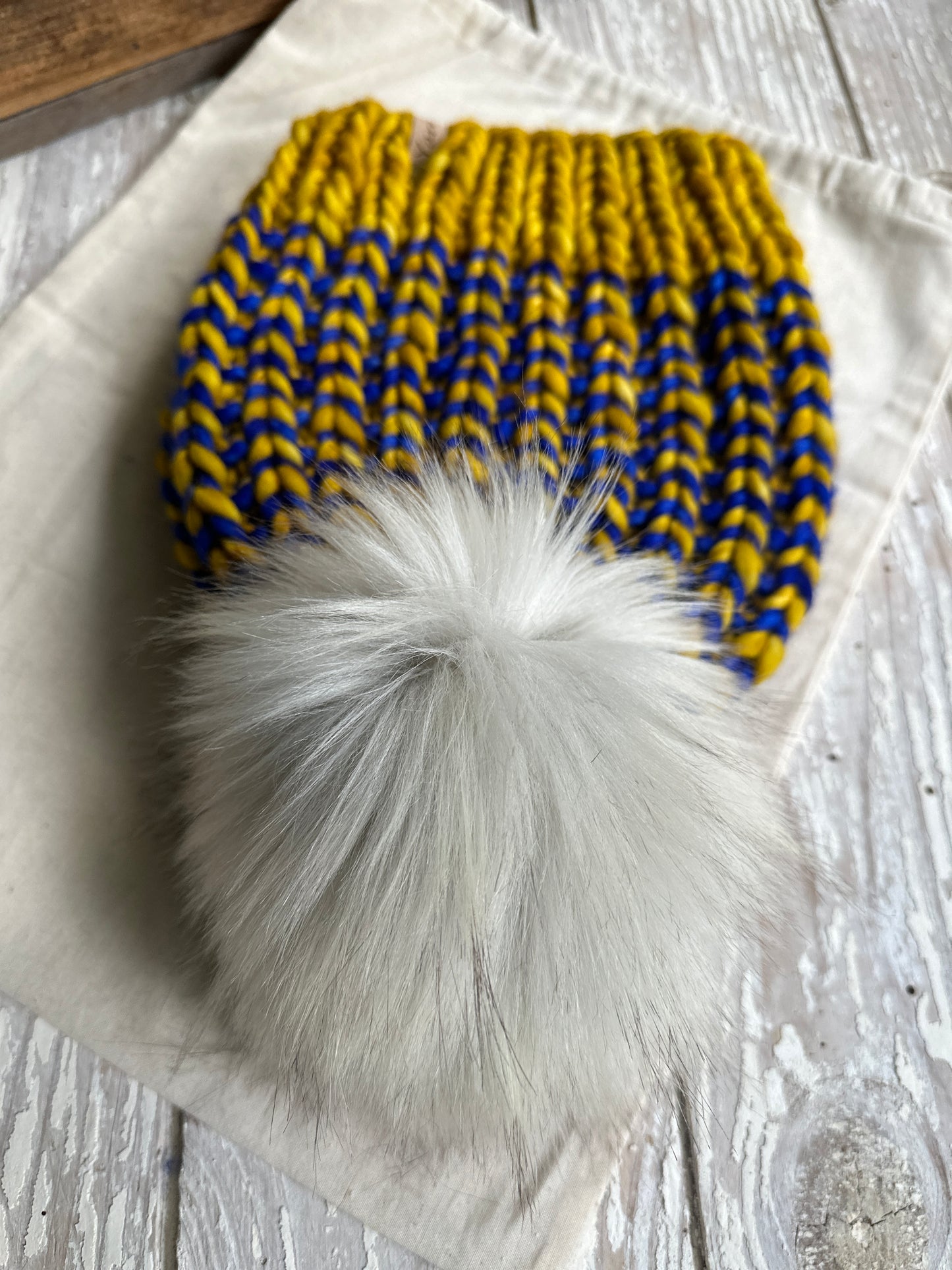 Merino wool knit hat with faux fur Pom