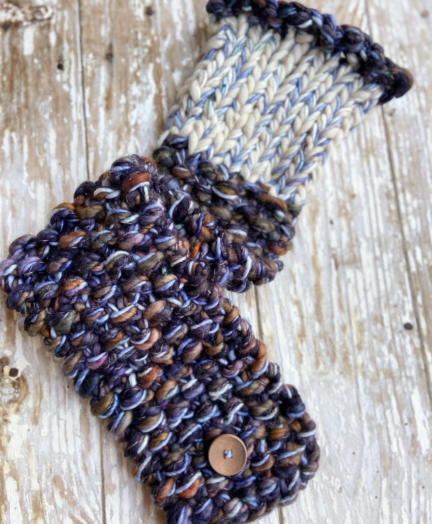 Merino wool knit scarf with button closure